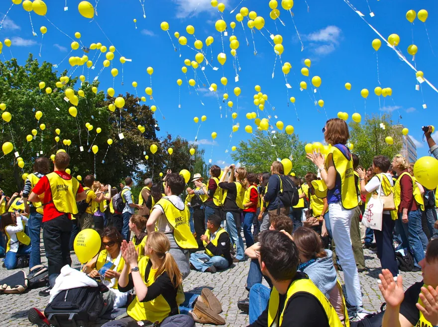 Demonstranter släpper gula ballong Demonstranter släpper gula ballong
