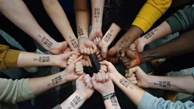 Knutna nävar som bildar en cirkel