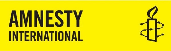 Gul banderoll med Amnestys logga